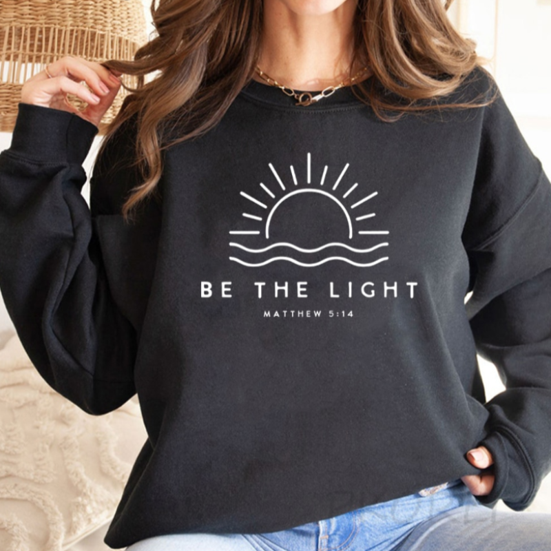 Svart -GIGI® - Snygg tröja "Be The Light"