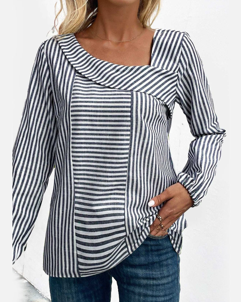 Blus med randigt mönster och asymmetrisk krage
