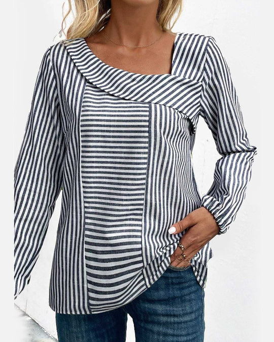 Blus med randigt mönster och asymmetrisk krage