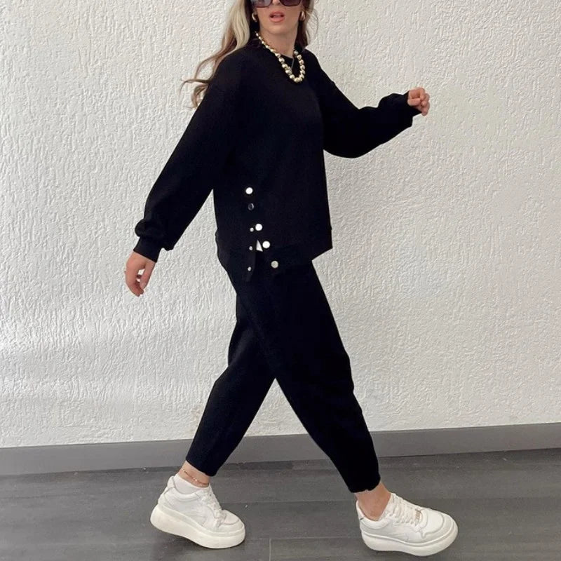 Snyggt tvådelat set med jacka och byxor med knappar