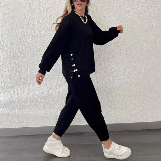 Snyggt tvådelat set med jacka och byxor med knappar