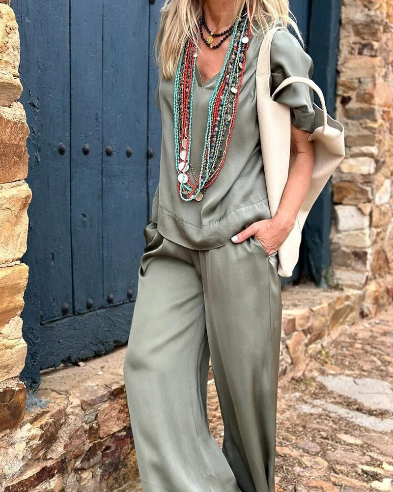 Elegant enfärgat set med blus och byxor