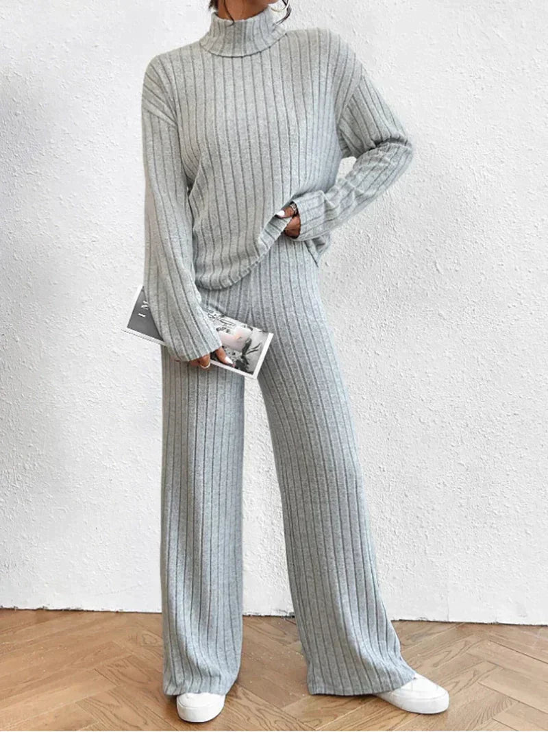 Stickade byxor och turtleneck-set perfekt för utomhusaktiviteter