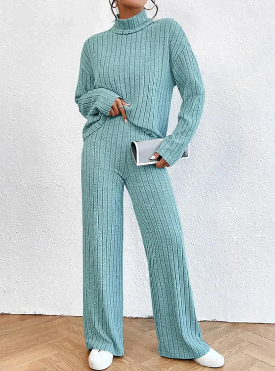 Stickade byxor och turtleneck-set perfekt för utomhusaktiviteter