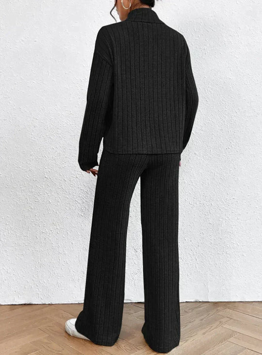 Stickade byxor och turtleneck-set perfekt för utomhusaktiviteter
