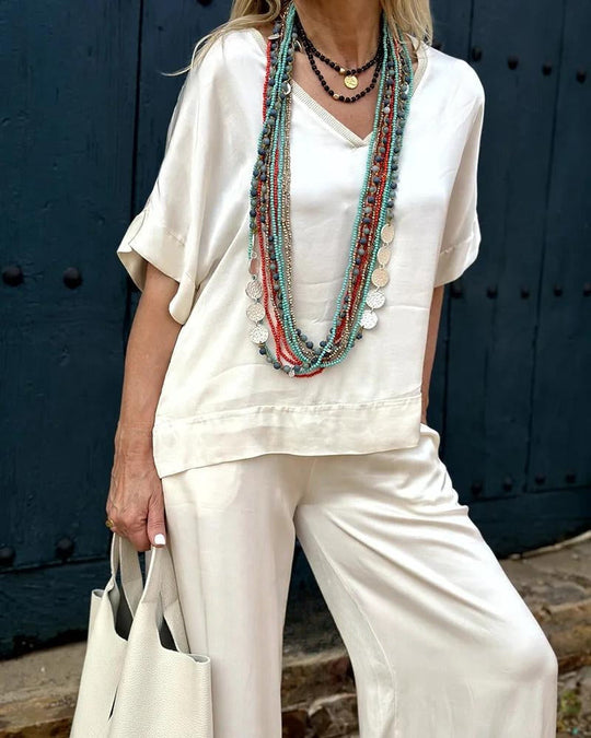Elegant enfärgat set med blus och byxor