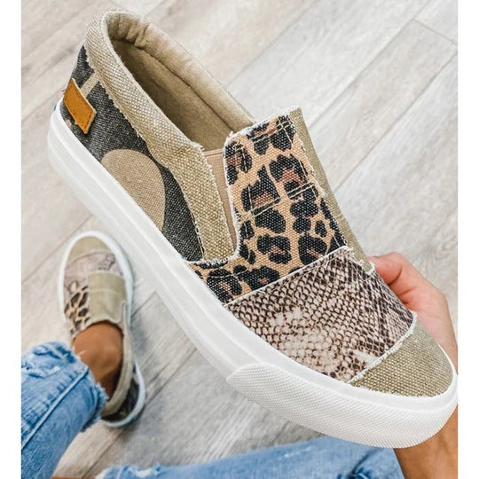 Slip-ons med avslappnad passform i canvas med djurmönster
