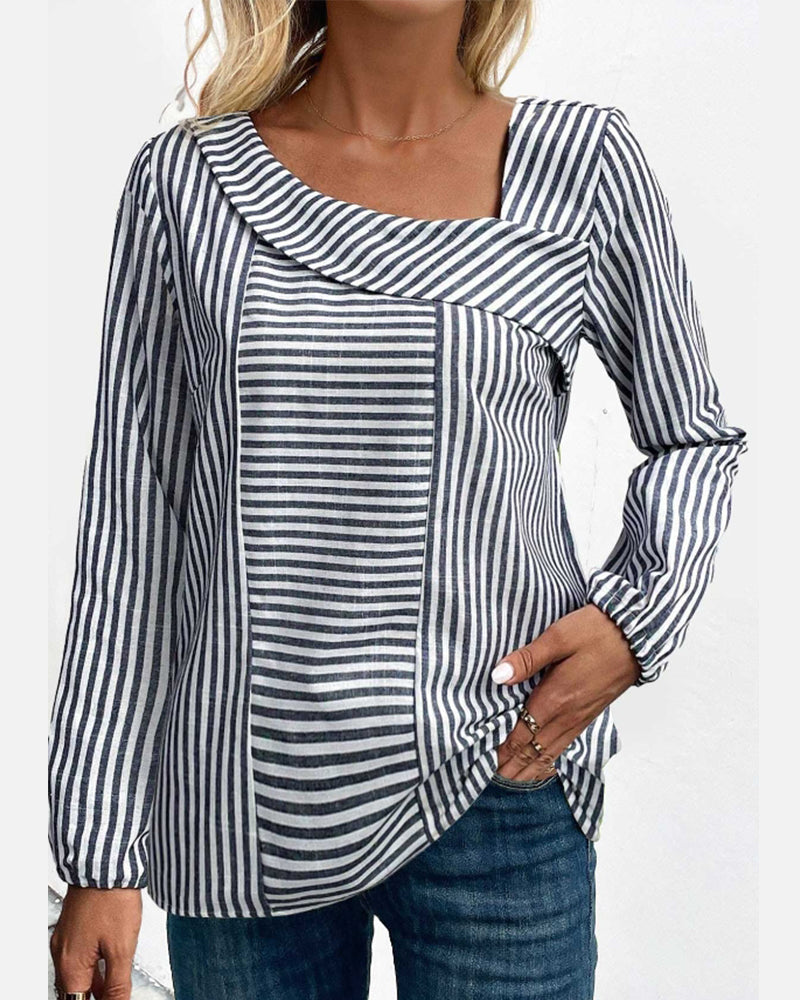 Blus med randigt mönster och asymmetrisk krage